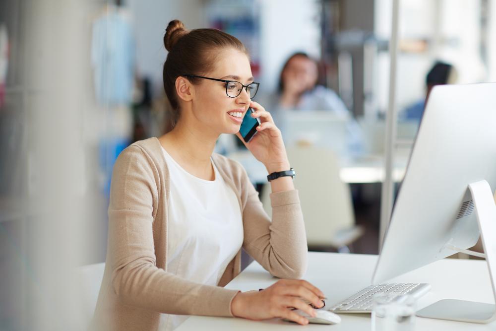 Femme au téléphone