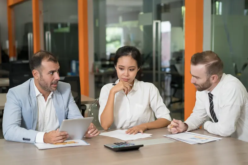 Équipe évaluant les options pour choisir entre équipe interne et partenaire d'intégration Odoo