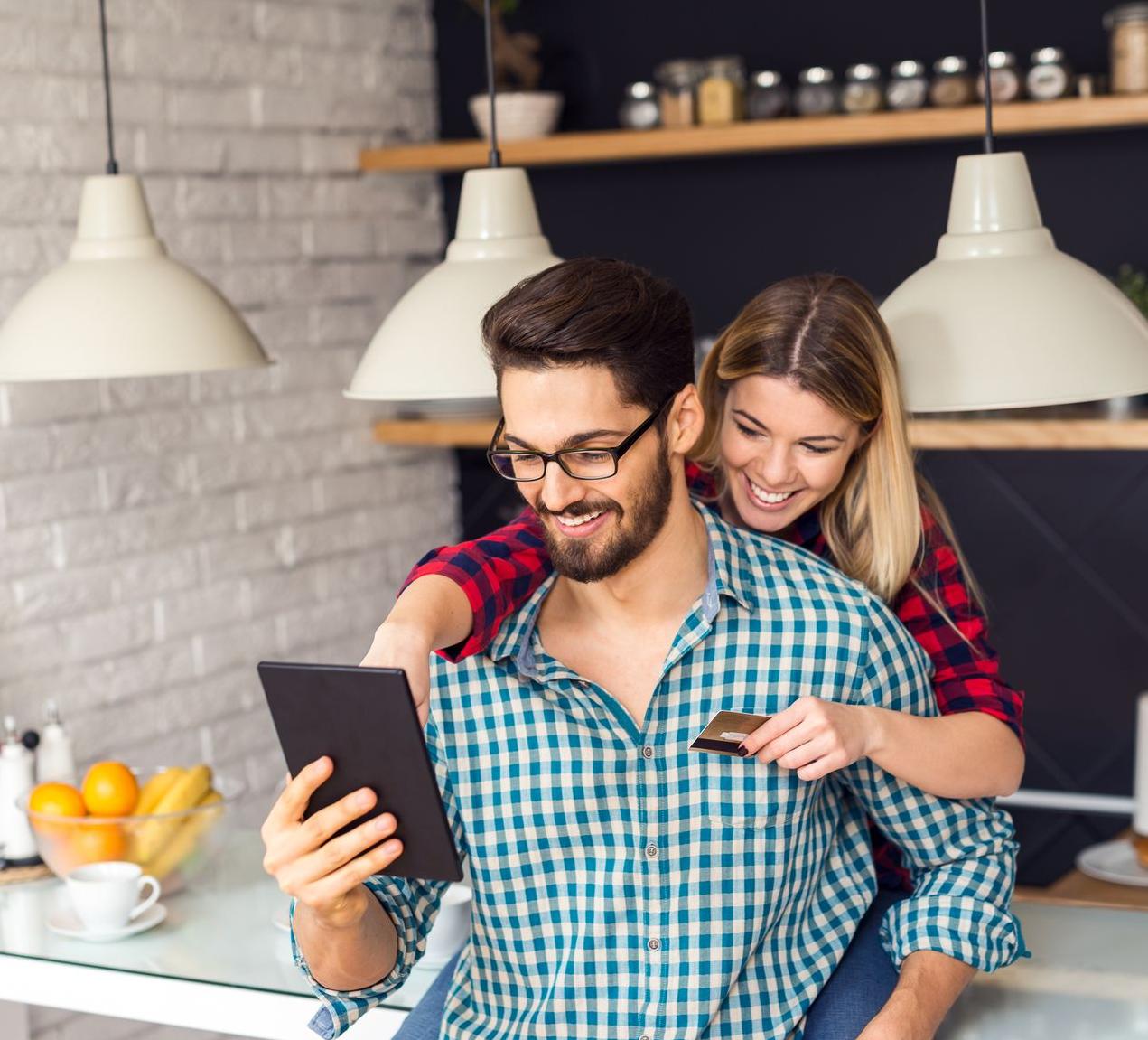 Couple sur une tablette digitalisation