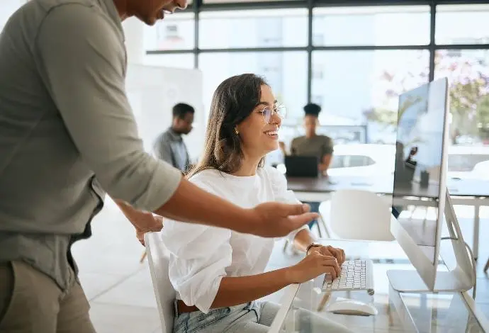 Personne derrière un bureau
