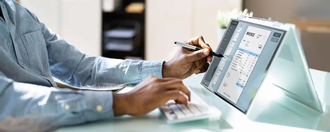 Comptabilité gestion d'une entreprise devant un ordi