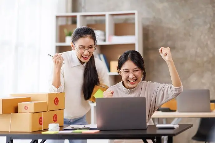 Femmes derrière un pc