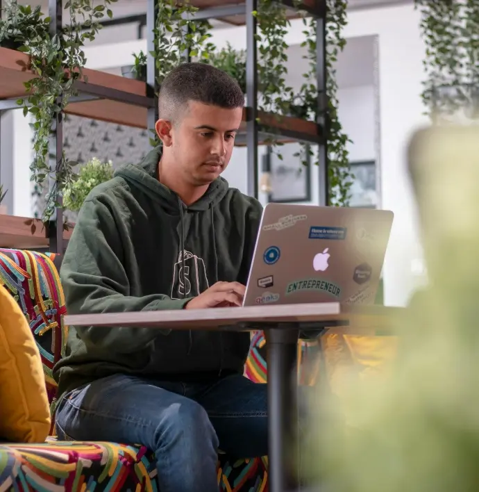 Homme qui travail sur son ordinateur apple