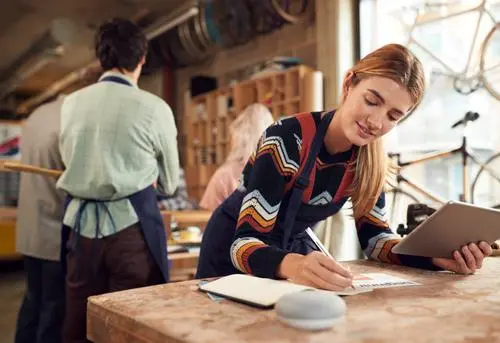 Note prise par une femme dans un magasin