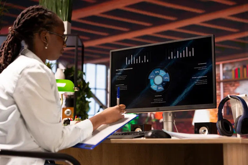 Collaboratrice consultant le tableau de bord d'un audit de maturité digitale sur son écran